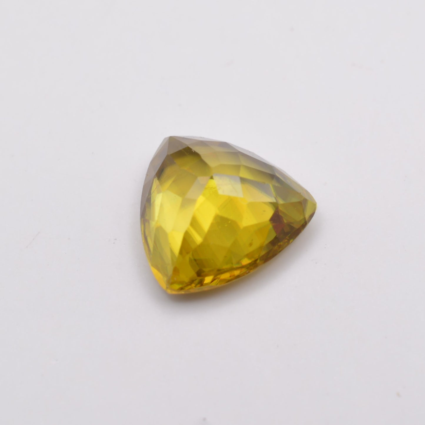 Sphène ou Titanite Trillion 1,40ct - pierre précieuse - gemme